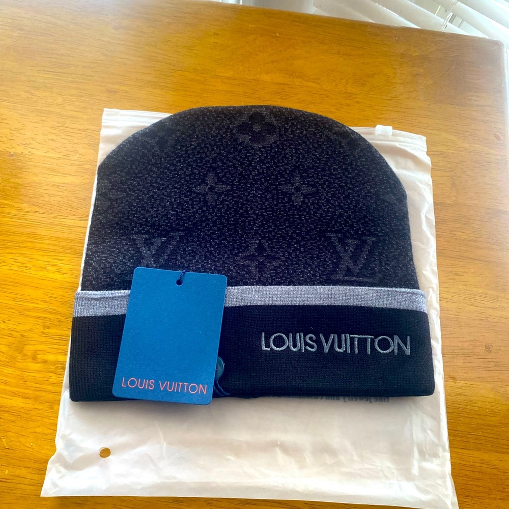 Lv monogram black and grey beanie.New